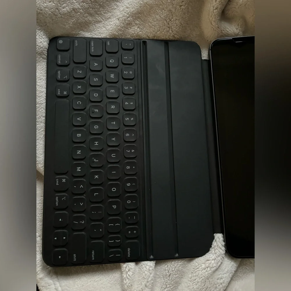 Smart Keyboard Folio for iPad Pro 11-inch (4th gen) & iPad Air (5th gen)